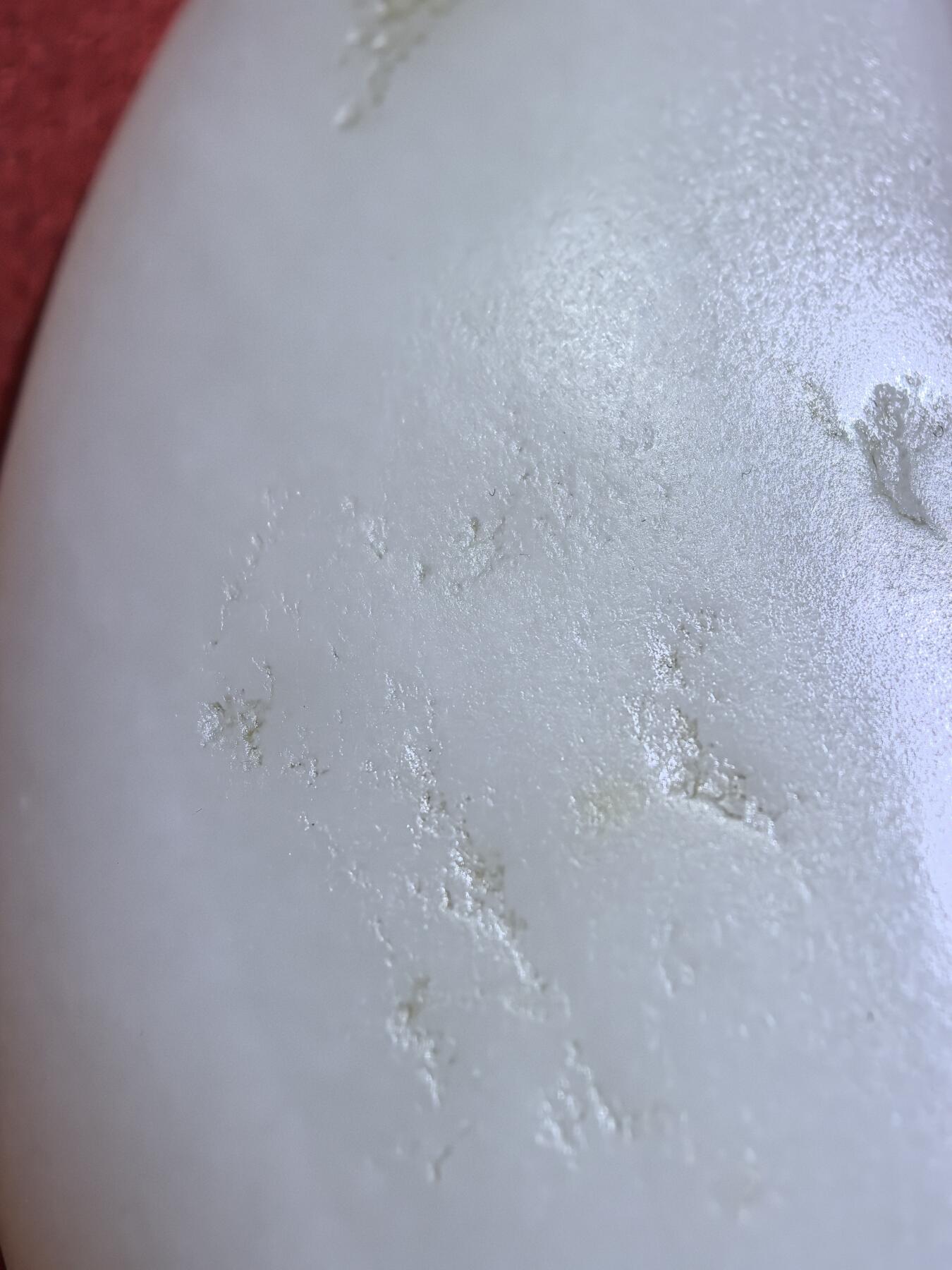 新疆和田籽料一级白无修随型手把件男款，玉质温润细腻光滑老熟，肉眼无结构。手感油润，手推出油，脂粉十足，表皮可见天然毛孔撞击坑，未打孔！尺寸：10.1cm*4.1cm*2.2cm克重：130g