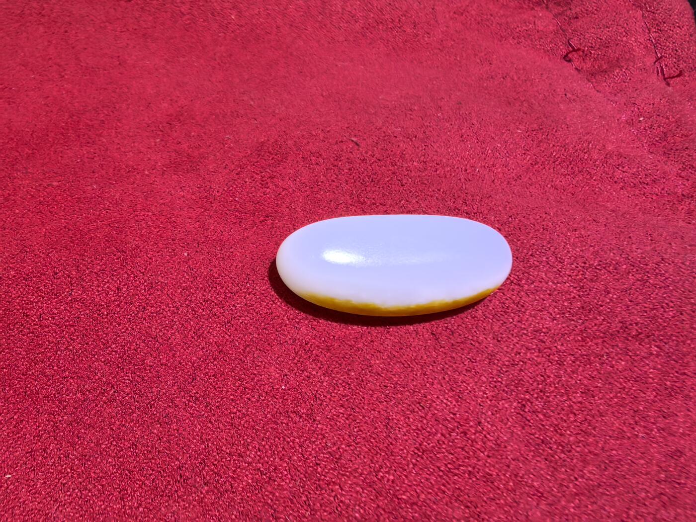 新疆和田籽料撒金皮一级白玉吊坠挂件男女款，玉质油润细腻老熟，未打孔可代镶，表皮可见天然毛孔撞击坑。尺寸:2.9*1.2*0.8cm   克重:5.7g