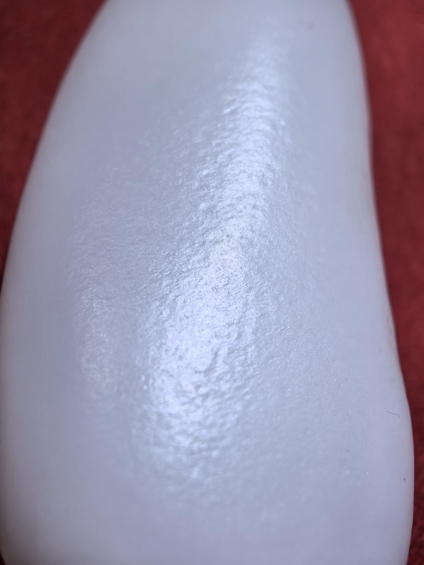 收藏级羊脂白，新疆和田籽料原皮原籽无修，吊坠挂件男女款，好玉不琢未打孔。玉质温润细腻有光泽，糯性满满，羊脂白。表皮可见天然毛孔撞击坑。实物实拍无滤镜尺寸:5.3cm*2.6cm*1.4cm​克重:30.8g