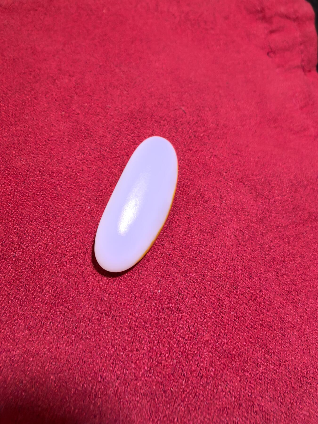 新疆和田籽料撒金皮一级白玉吊坠挂件男女款，玉质油润细腻老熟，未打孔可代镶，表皮可见天然毛孔撞击坑。尺寸:2.9*1.2*0.8cm   克重:5.7g