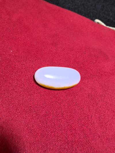 新疆和田籽料撒金皮一级白玉吊坠挂件男女款，玉质油润细腻老熟，未打孔可代镶，表皮可见天然毛孔撞击坑。尺寸:2.9*1.2*0.8cm   克重:5.7g