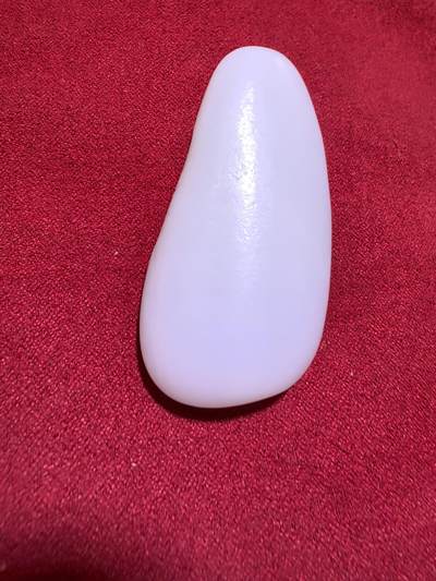 收藏级羊脂白，新疆和田籽料原皮原籽无修，吊坠挂件男女款，好玉不琢未打孔。玉质温润细腻有光泽，糯性满满，羊脂白。表皮可见天然毛孔撞击坑。实物实拍无滤镜尺寸:5.3cm*2.6cm*1.4cm​克重:30.8g