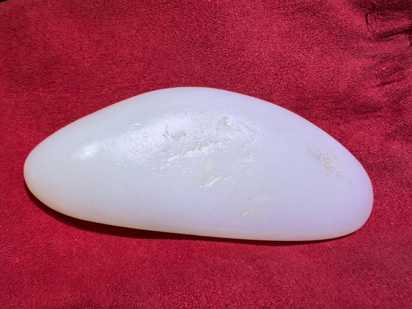 新疆和田籽料一级白无修随型手把件男款，玉质温润细腻光滑老熟，肉眼无结构。手感油润，手推出油，脂粉十足，表皮可见天然毛孔撞击坑，未打孔！尺寸：10.1cm*4.1cm*2.2cm克重：130g