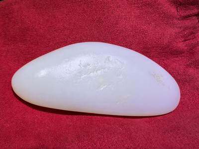 新疆和田籽料一级白无修随型手把件男款，玉质温润细腻光滑老熟，肉眼无结构。手感油润，手推出油，脂粉十足，表皮可见天然毛孔撞击坑，未打孔！尺寸：10.1cm*4.1cm*2.2cm克重：130g