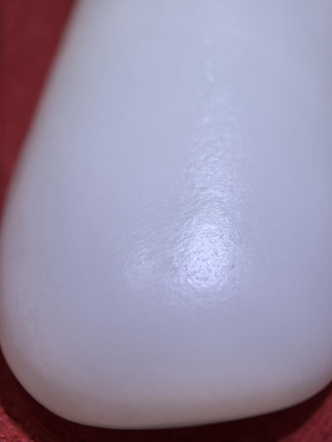 收藏级羊脂白，新疆和田籽料原皮原籽无修，吊坠挂件男女款，好玉不琢未打孔。玉质温润细腻有光泽，糯性满满，羊脂白。表皮可见天然毛孔撞击坑。实物实拍无滤镜尺寸:5.3cm*2.6cm*1.4cm​克重:30.8g