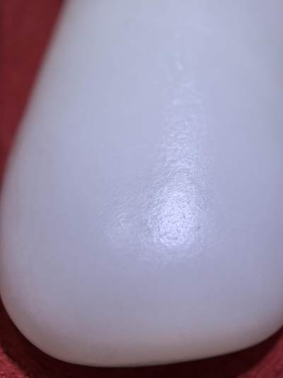 收藏级羊脂白，新疆和田籽料原皮原籽无修，吊坠挂件男女款，好玉不琢未打孔。玉质温润细腻有光泽，糯性满满，羊脂白。表皮可见天然毛孔撞击坑。实物实拍无滤镜尺寸:5.3cm*2.6cm*1.4cm​克重:30.8g