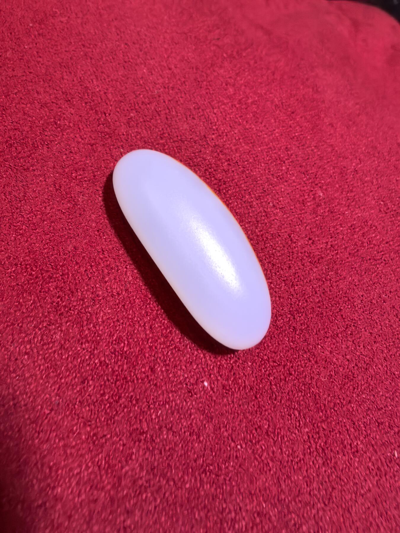 新疆和田籽料撒金皮一级白玉吊坠挂件男女款，玉质油润细腻老熟，未打孔可代镶，表皮可见天然毛孔撞击坑。尺寸:2.9*1.2*0.8cm   克重:5.7g