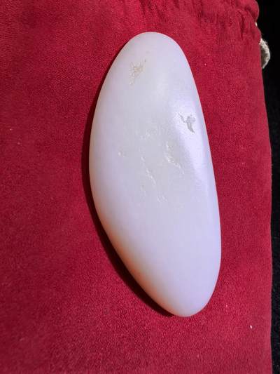新疆和田籽料一级白无修随型手把件男款，玉质温润细腻光滑老熟，肉眼无结构。手感油润，手推出油，脂粉十足，表皮可见天然毛孔撞击坑，未打孔！尺寸：10.1cm*4.1cm*2.2cm克重：130g