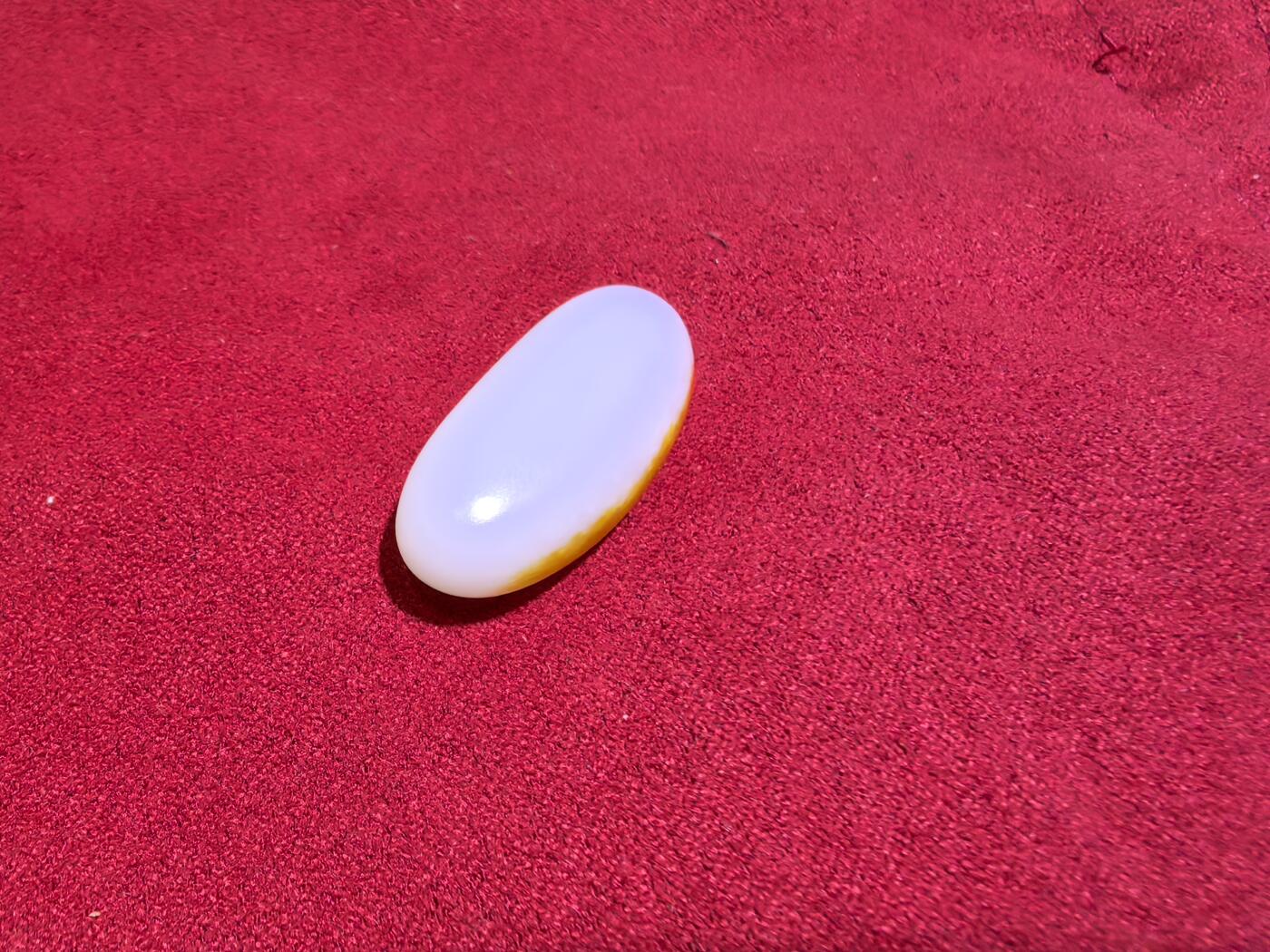 新疆和田籽料撒金皮一级白玉吊坠挂件男女款，玉质油润细腻老熟，未打孔可代镶，表皮可见天然毛孔撞击坑。尺寸:2.9*1.2*0.8cm   克重:5.7g