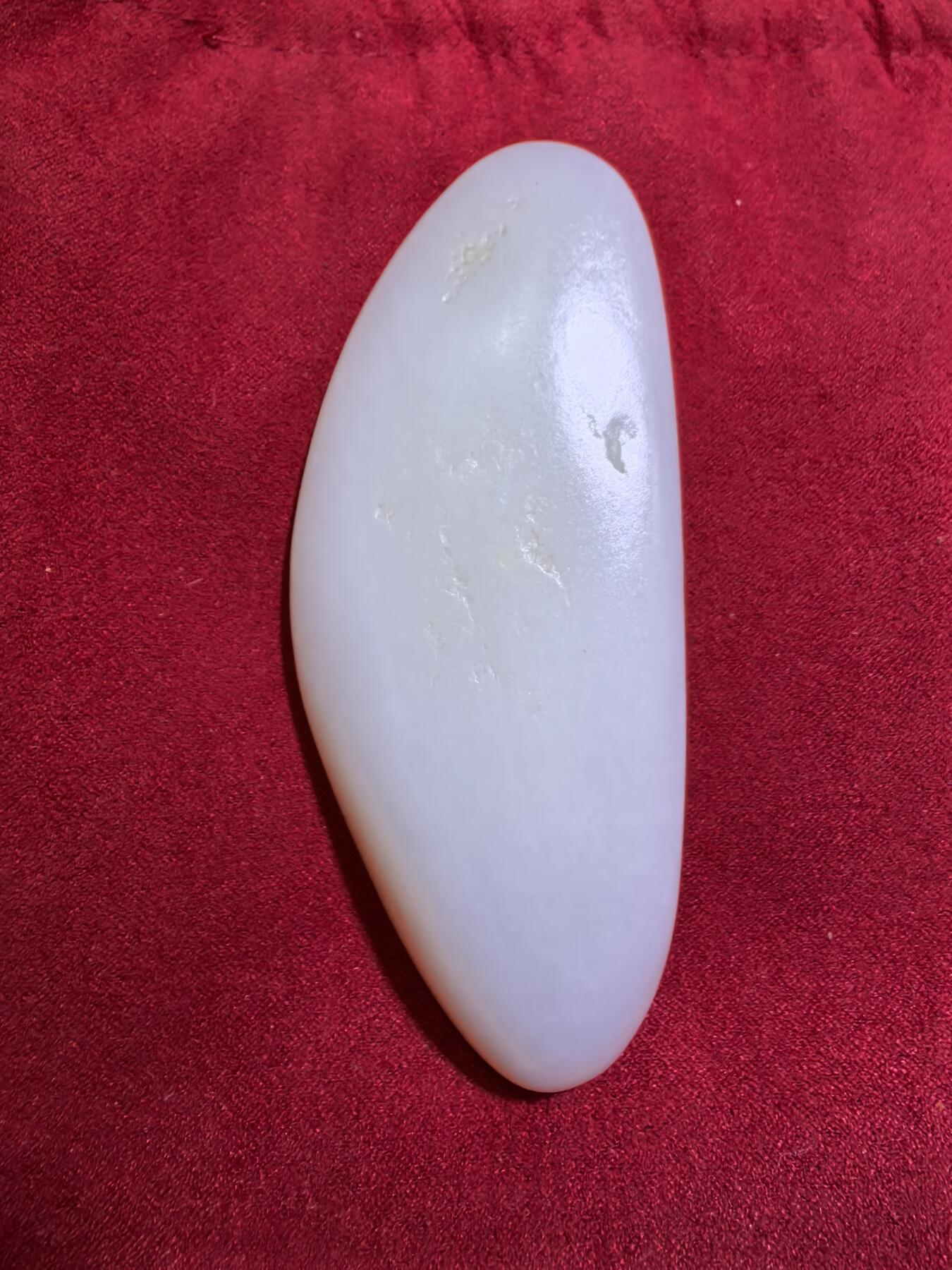 新疆和田籽料一级白无修随型手把件男款，玉质温润细腻光滑老熟，肉眼无结构。手感油润，手推出油，脂粉十足，表皮可见天然毛孔撞击坑，未打孔！尺寸：10.1cm*4.1cm*2.2cm克重：130g