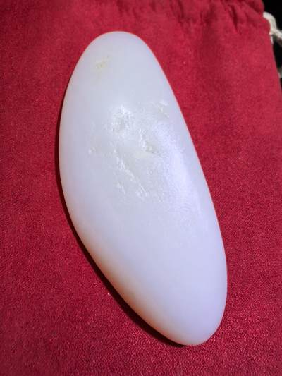 新疆和田籽料一级白无修随型手把件男款，玉质温润细腻光滑老熟，肉眼无结构。手感油润，手推出油，脂粉十足，表皮可见天然毛孔撞击坑，未打孔！尺寸：10.1cm*4.1cm*2.2cm克重：130g