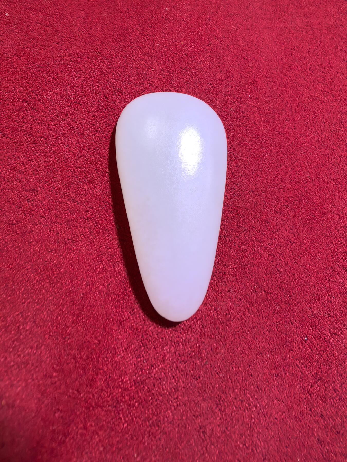 新疆和田籽料吊坠挂件男女款，脂白级原籽原皮无修，倍镜下表皮通体可见天然毛孔，脂粉十足，料子温润细腻老熟，肉眼无结构，好玉不琢，未打孔，可代镶嵌！尺寸:4.5cm*2.4cm*1.2cm
克重:21.5g