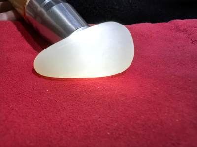 新疆和田籽料吊坠挂件男女款，脂白级原籽原皮无修，倍镜下表皮通体可见天然毛孔，脂粉十足，料子温润细腻老熟，肉眼无结构，好玉不琢，未打孔，可代镶嵌！尺寸:4.5cm*2.4cm*1.2cm
克重:21.5g