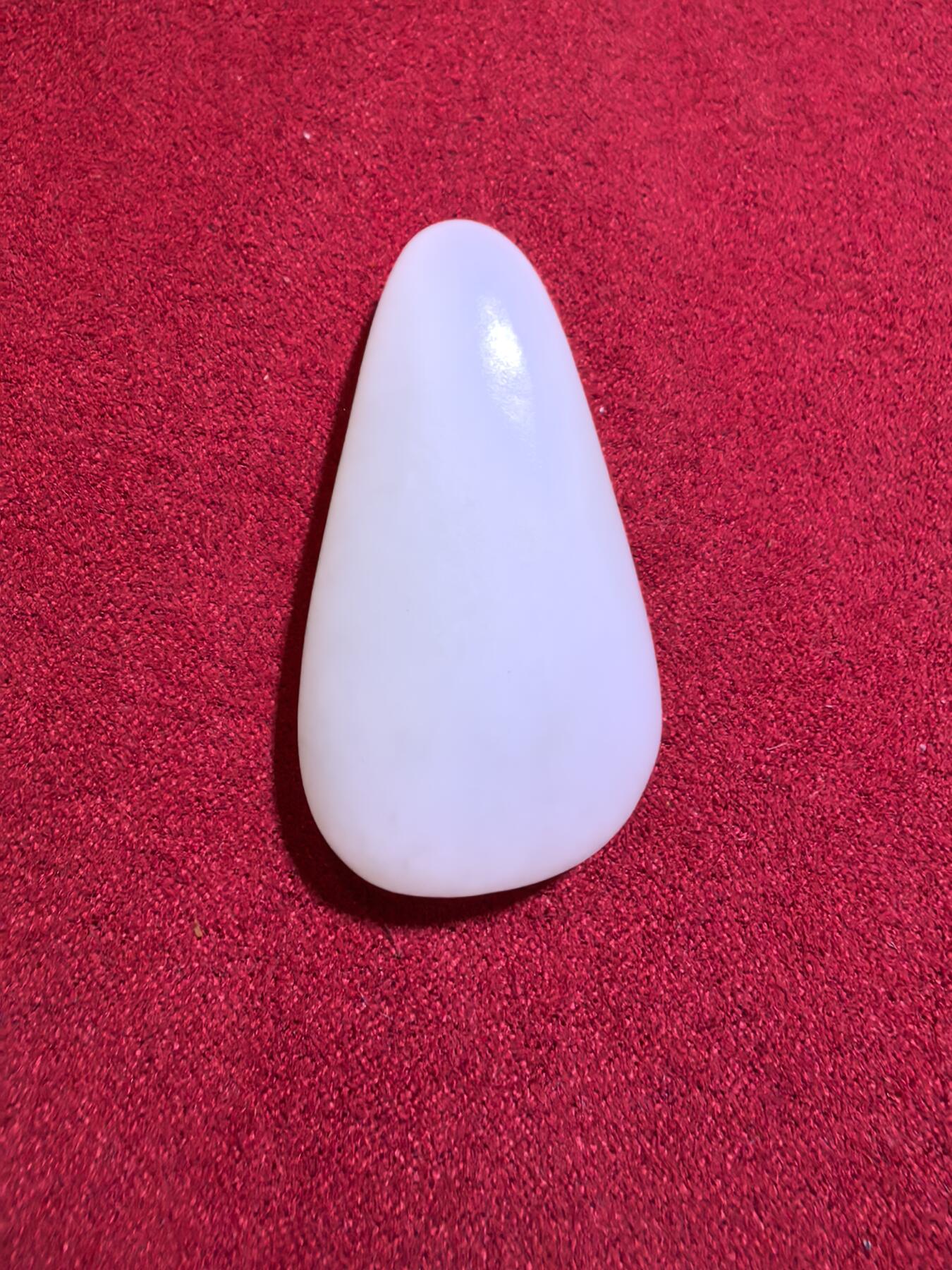 新疆和田籽料吊坠挂件男女款，脂白级原籽原皮无修，倍镜下表皮通体可见天然毛孔，脂粉十足，料子温润细腻老熟，肉眼无结构，好玉不琢，未打孔，可代镶嵌！尺寸:4.5cm*2.4cm*1.2cm
克重:21.5g