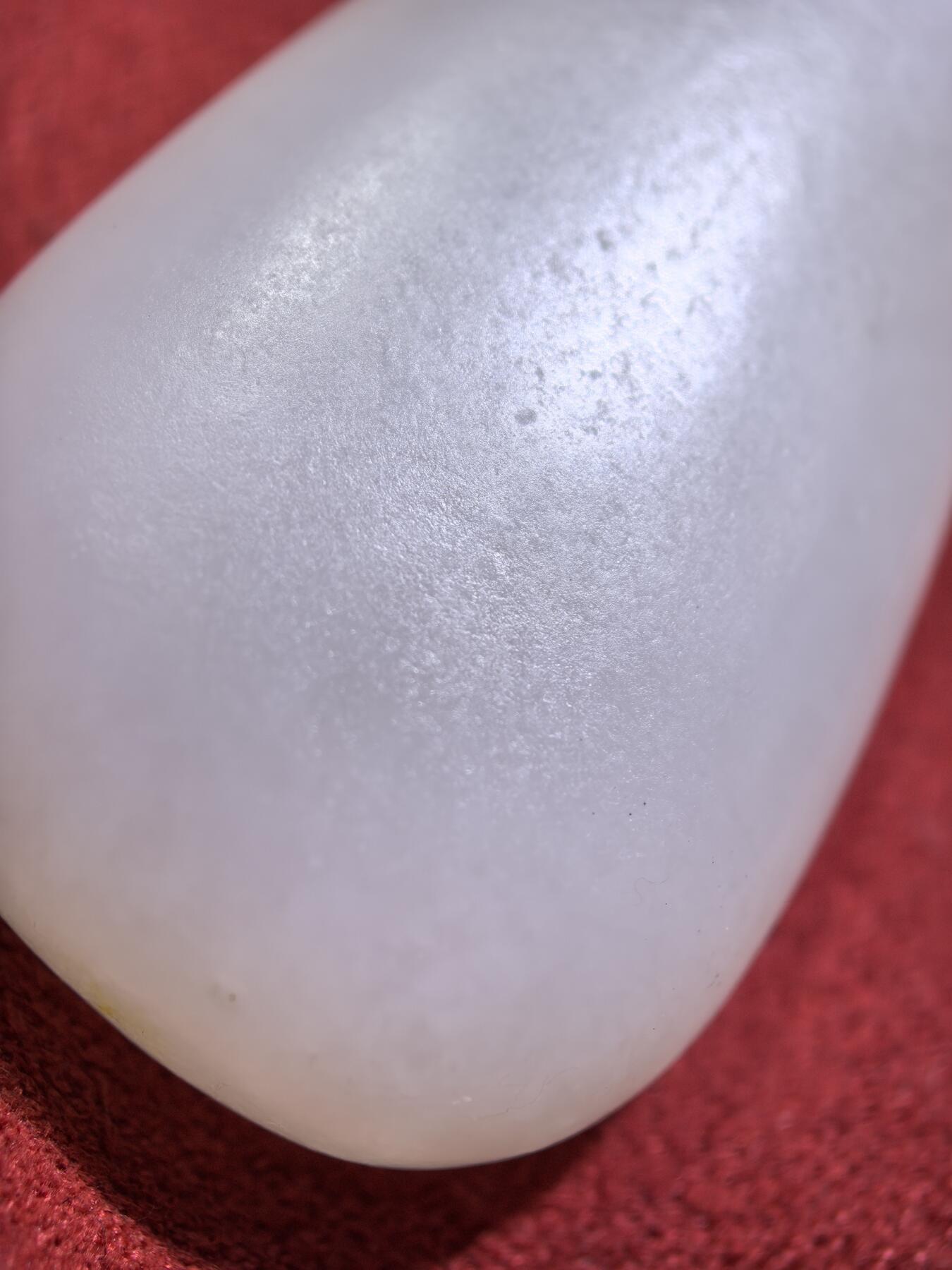 新疆和田籽料吊坠挂件男女款，脂白级原籽原皮无修，倍镜下表皮通体可见天然毛孔，脂粉十足，料子温润细腻老熟，肉眼无结构，好玉不琢，未打孔，可代镶嵌！尺寸:4.5cm*2.4cm*1.2cm
克重:21.5g