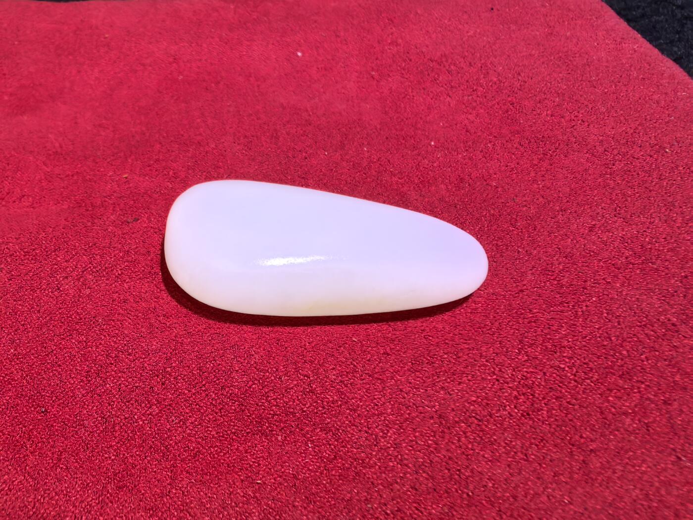 新疆和田籽料吊坠挂件男女款，脂白级原籽原皮无修，倍镜下表皮通体可见天然毛孔，脂粉十足，料子温润细腻老熟，肉眼无结构，好玉不琢，未打孔，可代镶嵌！尺寸:4.5cm*2.4cm*1.2cm
克重:21.5g