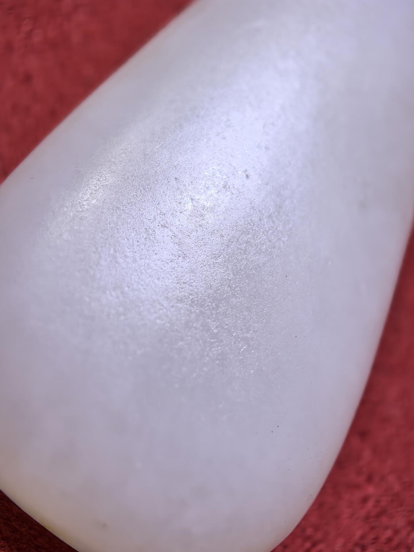 新疆和田籽料吊坠挂件男女款，脂白级原籽原皮无修，倍镜下表皮通体可见天然毛孔，脂粉十足，料子温润细腻老熟，肉眼无结构，好玉不琢，未打孔，可代镶嵌！尺寸:4.5cm*2.4cm*1.2cm
克重:21.5g