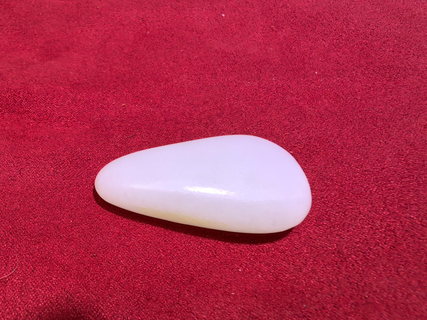 新疆和田籽料吊坠挂件男女款，脂白级原籽原皮无修，倍镜下表皮通体可见天然毛孔，脂粉十足，料子温润细腻老熟，肉眼无结构，好玉不琢，未打孔，可代镶嵌！尺寸:4.5cm*2.4cm*1.2cm
克重:21.5g