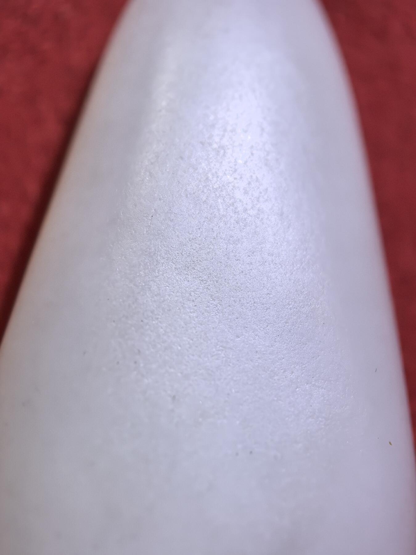 新疆和田籽料吊坠挂件男女款，脂白级原籽原皮无修，倍镜下表皮通体可见天然毛孔，脂粉十足，料子温润细腻老熟，肉眼无结构，好玉不琢，未打孔，可代镶嵌！尺寸:4.5cm*2.4cm*1.2cm
克重:21.5g