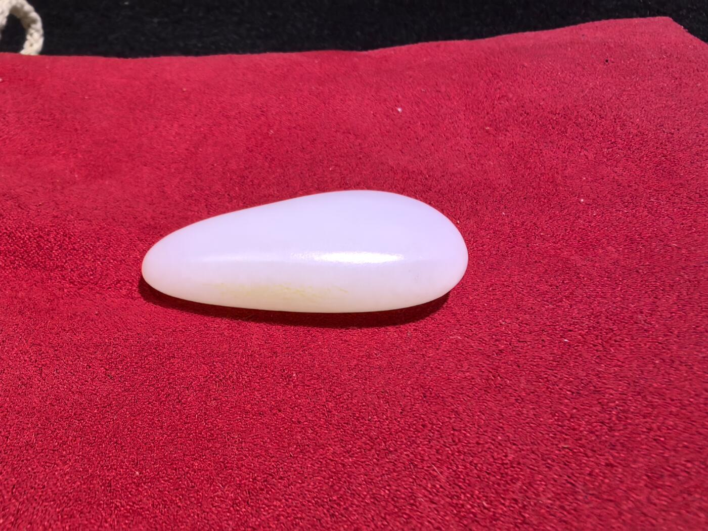 新疆和田籽料吊坠挂件男女款，脂白级原籽原皮无修，倍镜下表皮通体可见天然毛孔，脂粉十足，料子温润细腻老熟，肉眼无结构，好玉不琢，未打孔，可代镶嵌！尺寸:4.5cm*2.4cm*1.2cm
克重:21.5g