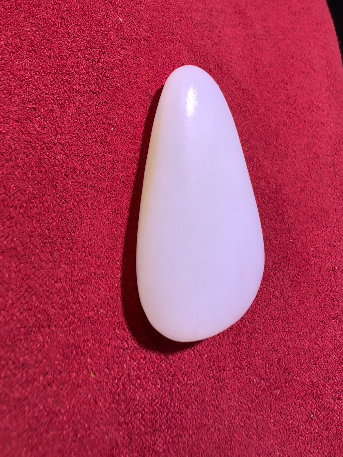 新疆和田籽料吊坠挂件男女款，脂白级原籽原皮无修，倍镜下表皮通体可见天然毛孔，脂粉十足，料子温润细腻老熟，肉眼无结构，好玉不琢，未打孔，可代镶嵌！尺寸:4.5cm*2.4cm*1.2cm
克重:21.5g