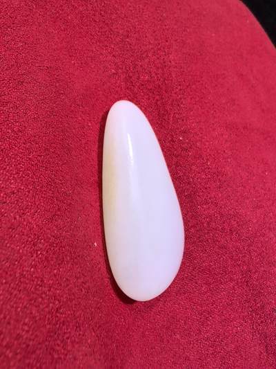 新疆和田籽料吊坠挂件男女款，脂白级原籽原皮无修，倍镜下表皮通体可见天然毛孔，脂粉十足，料子温润细腻老熟，肉眼无结构，好玉不琢，未打孔，可代镶嵌！尺寸:4.5cm*2.4cm*1.2cm
克重:21.5g