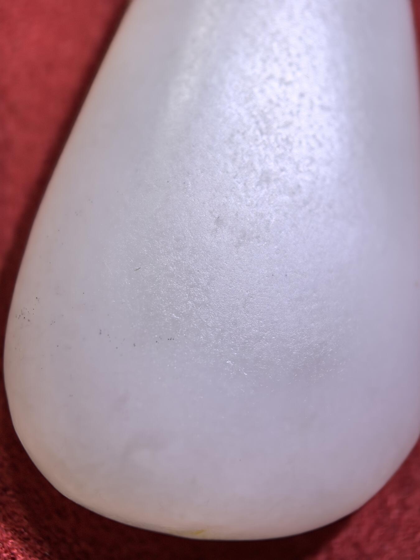 新疆和田籽料吊坠挂件男女款，脂白级原籽原皮无修，倍镜下表皮通体可见天然毛孔，脂粉十足，料子温润细腻老熟，肉眼无结构，好玉不琢，未打孔，可代镶嵌！尺寸:4.5cm*2.4cm*1.2cm
克重:21.5g