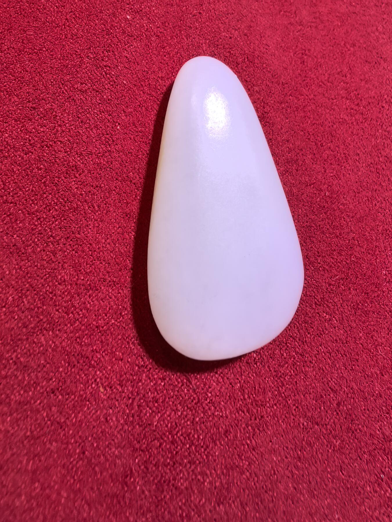 新疆和田籽料吊坠挂件男女款，脂白级原籽原皮无修，倍镜下表皮通体可见天然毛孔，脂粉十足，料子温润细腻老熟，肉眼无结构，好玉不琢，未打孔，可代镶嵌！尺寸:4.5cm*2.4cm*1.2cm
克重:21.5g