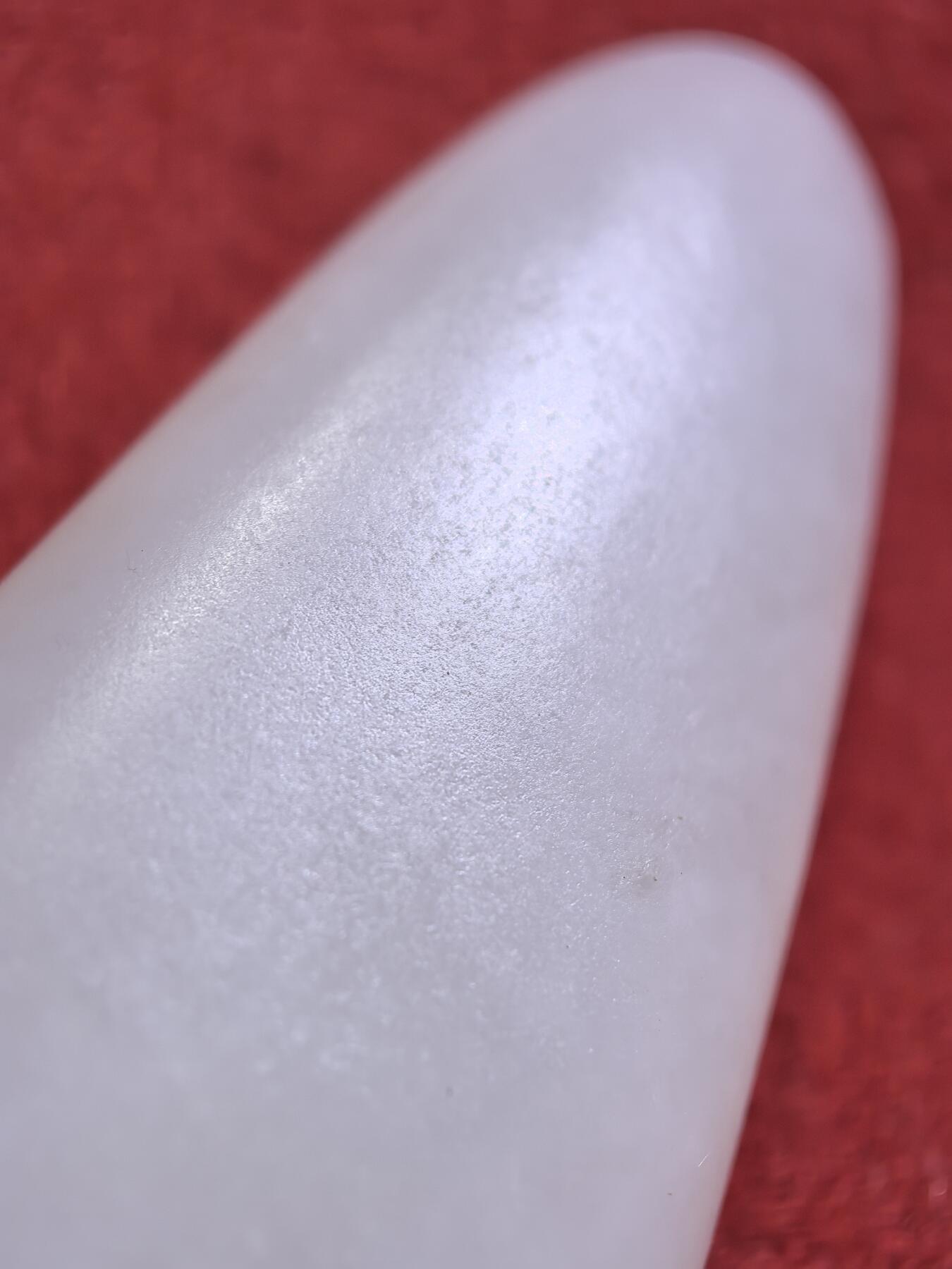 新疆和田籽料吊坠挂件男女款，脂白级原籽原皮无修，倍镜下表皮通体可见天然毛孔，脂粉十足，料子温润细腻老熟，肉眼无结构，好玉不琢，未打孔，可代镶嵌！尺寸:4.5cm*2.4cm*1.2cm
克重:21.5g