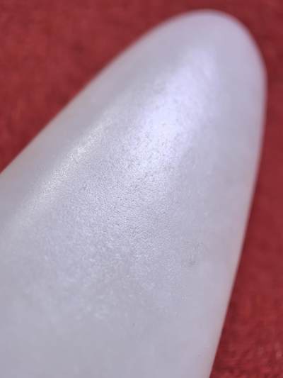 新疆和田籽料吊坠挂件男女款，脂白级原籽原皮无修，倍镜下表皮通体可见天然毛孔，脂粉十足，料子温润细腻老熟，肉眼无结构，好玉不琢，未打孔，可代镶嵌！尺寸:4.5cm*2.4cm*1.2cm
克重:21.5g