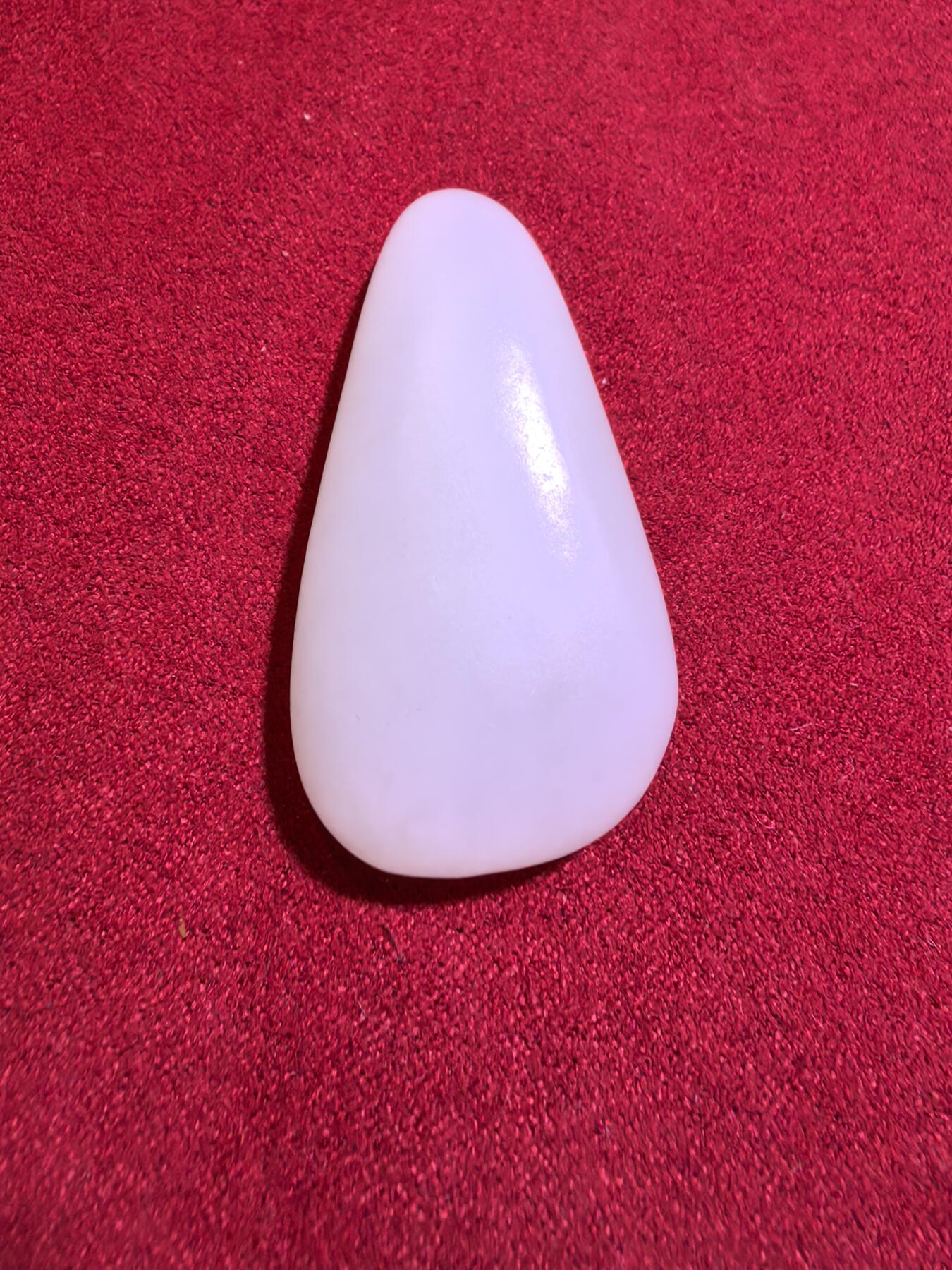 新疆和田籽料吊坠挂件男女款，脂白级原籽原皮无修，倍镜下表皮通体可见天然毛孔，脂粉十足，料子温润细腻老熟，肉眼无结构，好玉不琢，未打孔，可代镶嵌！尺寸:4.5cm*2.4cm*1.2cm
克重:21.5g