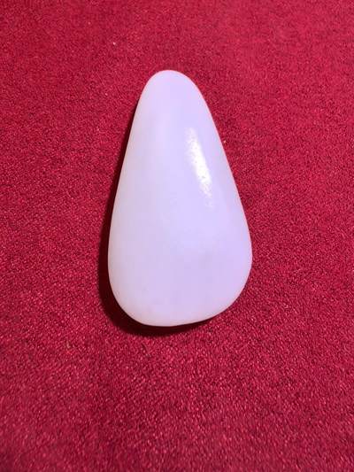 新疆和田籽料吊坠挂件男女款，脂白级原籽原皮无修，倍镜下表皮通体可见天然毛孔，脂粉十足，料子温润细腻老熟，肉眼无结构，好玉不琢，未打孔，可代镶嵌！尺寸:4.5cm*2.4cm*1.2cm
克重:21.5g