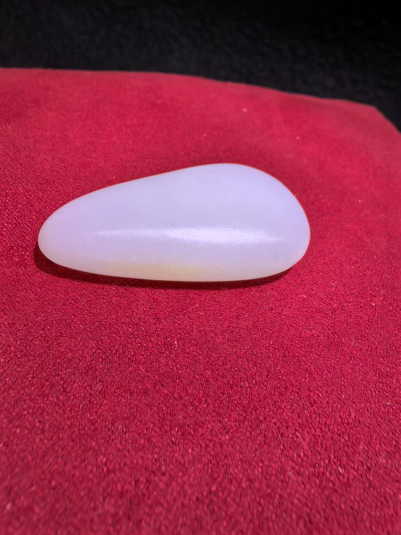 新疆和田籽料吊坠挂件男女款，脂白级原籽原皮无修，倍镜下表皮通体可见天然毛孔，脂粉十足，料子温润细腻老熟，肉眼无结构，好玉不琢，未打孔，可代镶嵌！尺寸:4.5cm*2.4cm*1.2cm
克重:21.5g