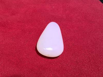 新疆和田籽料吊坠挂件男女款，脂白级原籽原皮无修，倍镜下表皮通体可见天然毛孔，脂粉十足，料子温润细腻老熟，肉眼无结构，好玉不琢，未打孔，可代镶嵌！尺寸:4.5cm*2.4cm*1.2cm
克重:21.5g