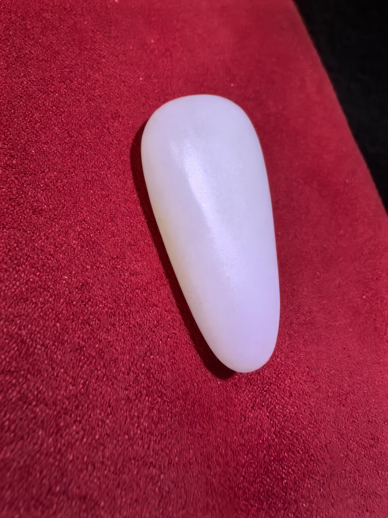 新疆和田籽料吊坠挂件男女款，脂白级原籽原皮无修，倍镜下表皮通体可见天然毛孔，脂粉十足，料子温润细腻老熟，肉眼无结构，好玉不琢，未打孔，可代镶嵌！尺寸:4.5cm*2.4cm*1.2cm
克重:21.5g