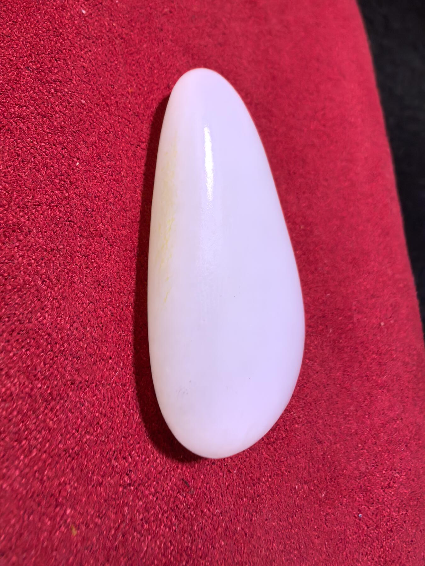 新疆和田籽料吊坠挂件男女款，脂白级原籽原皮无修，倍镜下表皮通体可见天然毛孔，脂粉十足，料子温润细腻老熟，肉眼无结构，好玉不琢，未打孔，可代镶嵌！尺寸:4.5cm*2.4cm*1.2cm
克重:21.5g