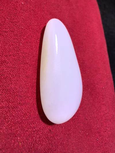 新疆和田籽料吊坠挂件男女款，脂白级原籽原皮无修，倍镜下表皮通体可见天然毛孔，脂粉十足，料子温润细腻老熟，肉眼无结构，好玉不琢，未打孔，可代镶嵌！尺寸:4.5cm*2.4cm*1.2cm
克重:21.5g