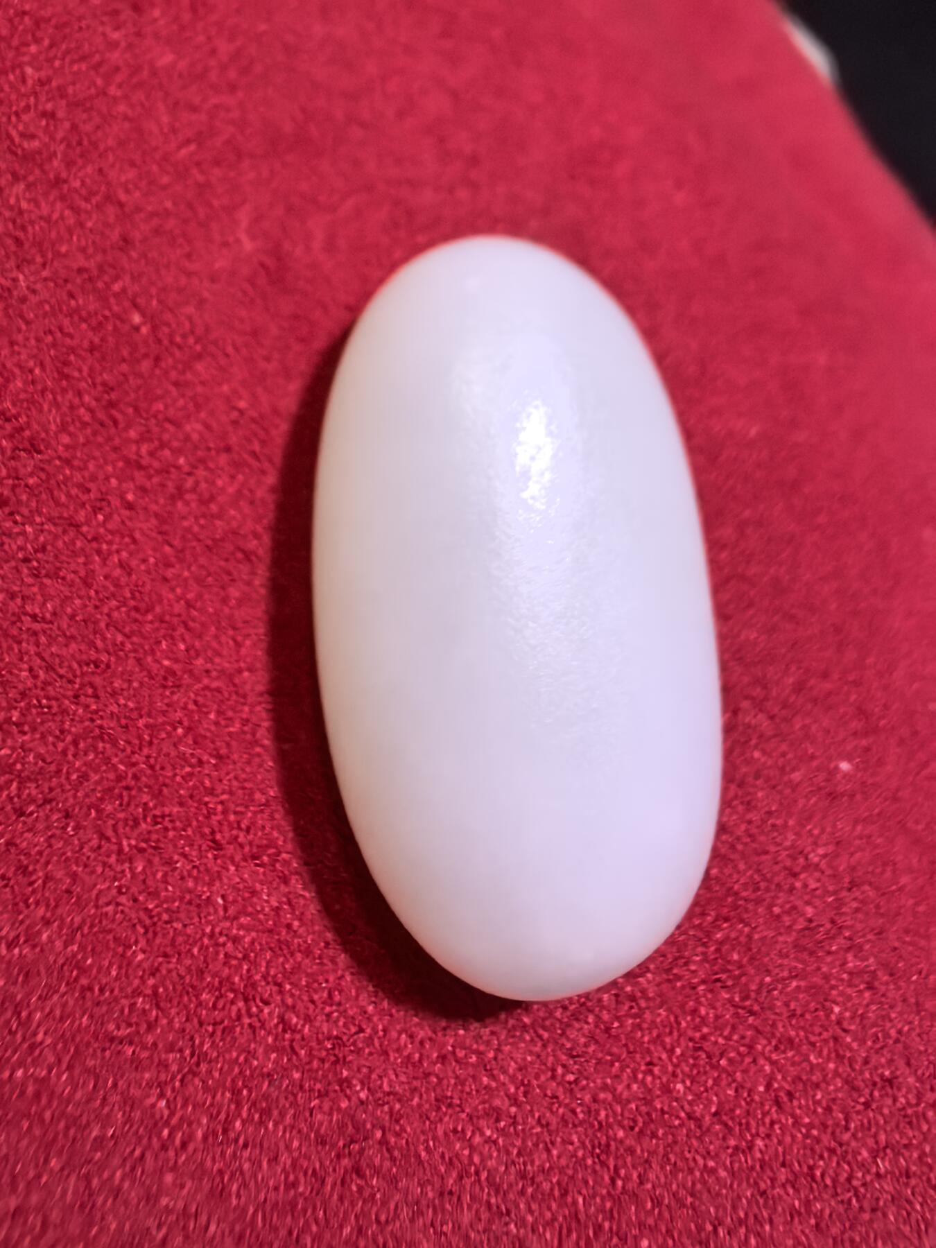 新疆和田羊脂白玉吊坠挂件男女款，玉质油润细腻脂粉十足，无修原籽原皮，料子通体表面可见天然毛孔。微结构。好玉不琢未打孔。可代镶嵌！尺寸:3.5cm*2.0cm*1.3cm. 克重:16.8g