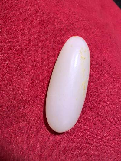 新疆和田籽料撒金皮原籽原皮无修吊坠挂件男女款，玉质温润细腻，无裂，表皮可见天然毛孔，未打孔可代镶嵌，实物实拍所见即所得。尺寸:4.5cm*1.8cm*1.5cm   克重:20.1g