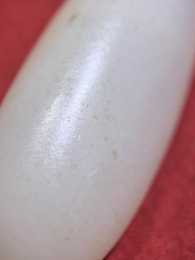 新疆和田籽料撒金皮原籽原皮无修吊坠挂件男女款，玉质温润细腻，无裂，表皮可见天然毛孔，未打孔可代镶嵌，实物实拍所见即所得。尺寸:4.5cm*1.8cm*1.5cm   克重:20.1g