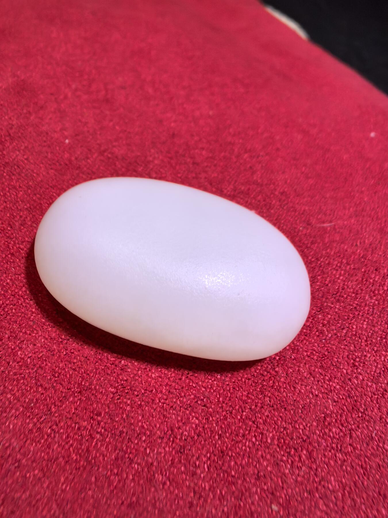 新疆和田羊脂白玉吊坠挂件男女款，玉质油润细腻脂粉十足，无修原籽原皮，料子通体表面可见天然毛孔。微结构。好玉不琢未打孔。可代镶嵌！尺寸:3.5cm*2.0cm*1.3cm. 克重:16.8g