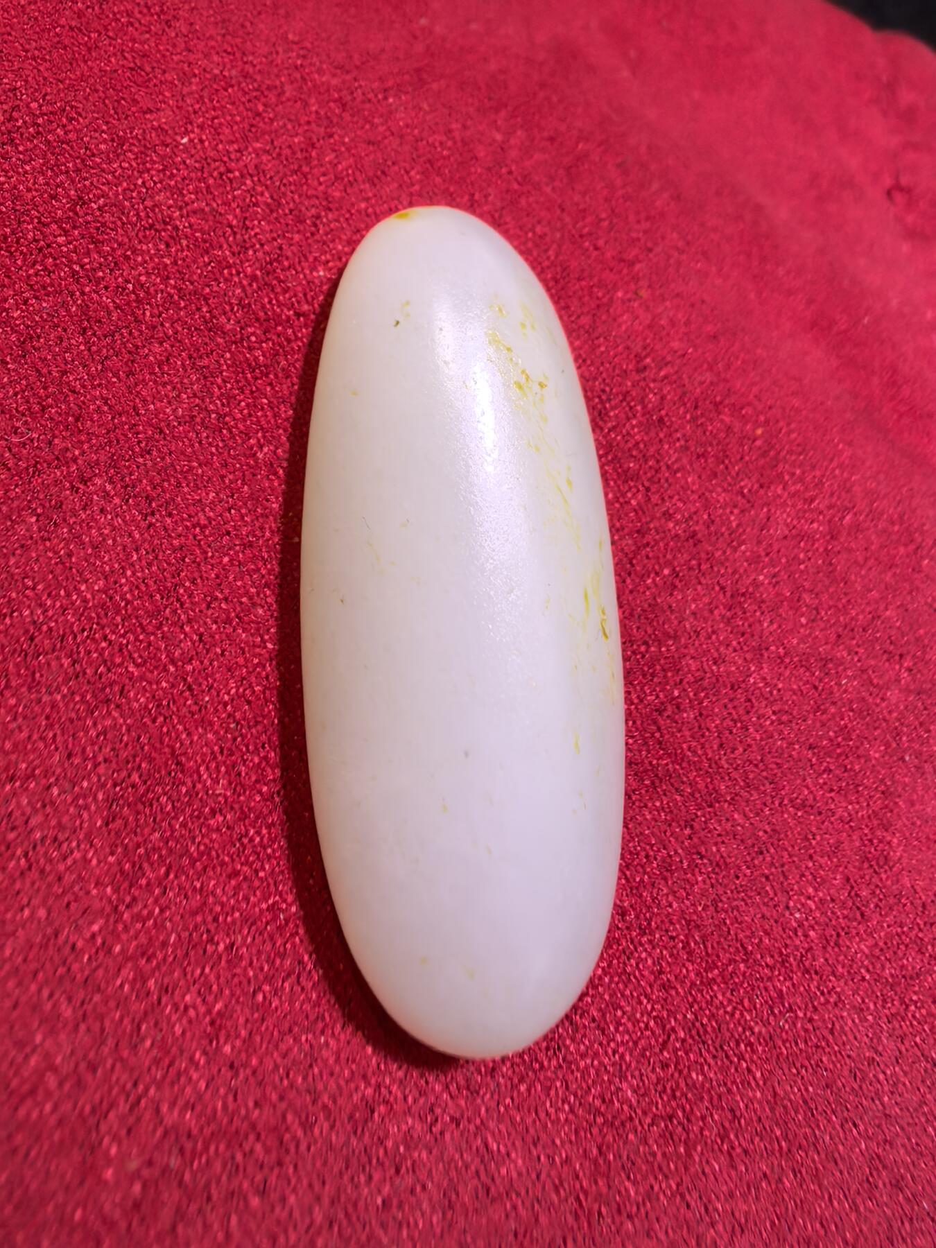 新疆和田籽料撒金皮原籽原皮无修吊坠挂件男女款，玉质温润细腻，无裂，表皮可见天然毛孔，未打孔可代镶嵌，实物实拍所见即所得。尺寸:4.5cm*1.8cm*1.5cm   克重:20.1g