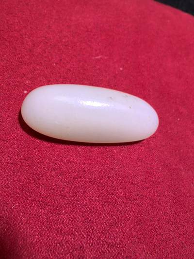 新疆和田籽料撒金皮原籽原皮无修吊坠挂件男女款，玉质温润细腻，无裂，表皮可见天然毛孔，未打孔可代镶嵌，实物实拍所见即所得。尺寸:4.5cm*1.8cm*1.5cm   克重:20.1g