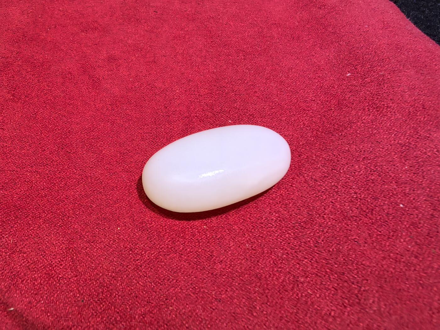 新疆和田羊脂白玉吊坠挂件男女款，玉质油润细腻脂粉十足，无修原籽原皮，料子通体表面可见天然毛孔。微结构。好玉不琢未打孔。可代镶嵌！尺寸:3.5cm*2.0cm*1.3cm. 克重:16.8g