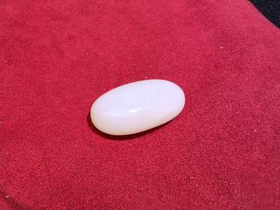 新疆和田羊脂白玉吊坠挂件男女款，玉质油润细腻脂粉十足，无修原籽原皮，料子通体表面可见天然毛孔。微结构。好玉不琢未打孔。可代镶嵌！尺寸:3.5cm*2.0cm*1.3cm. 克重:16.8g