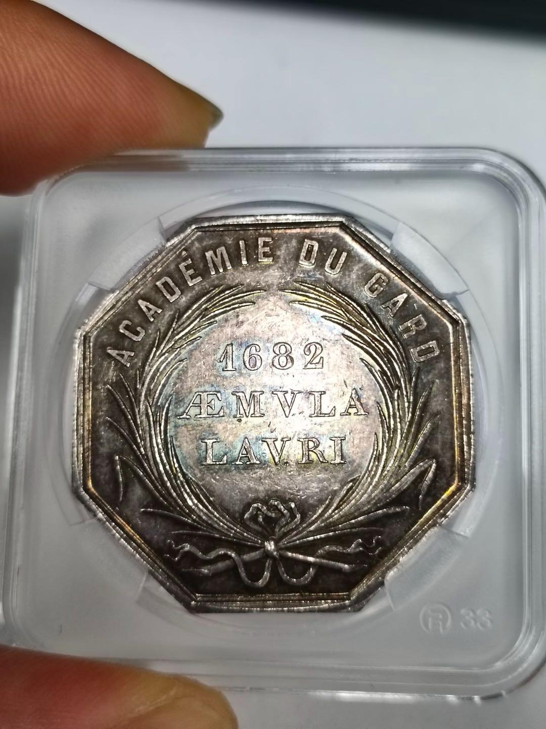 树下被拴住的鳄鱼八角银章