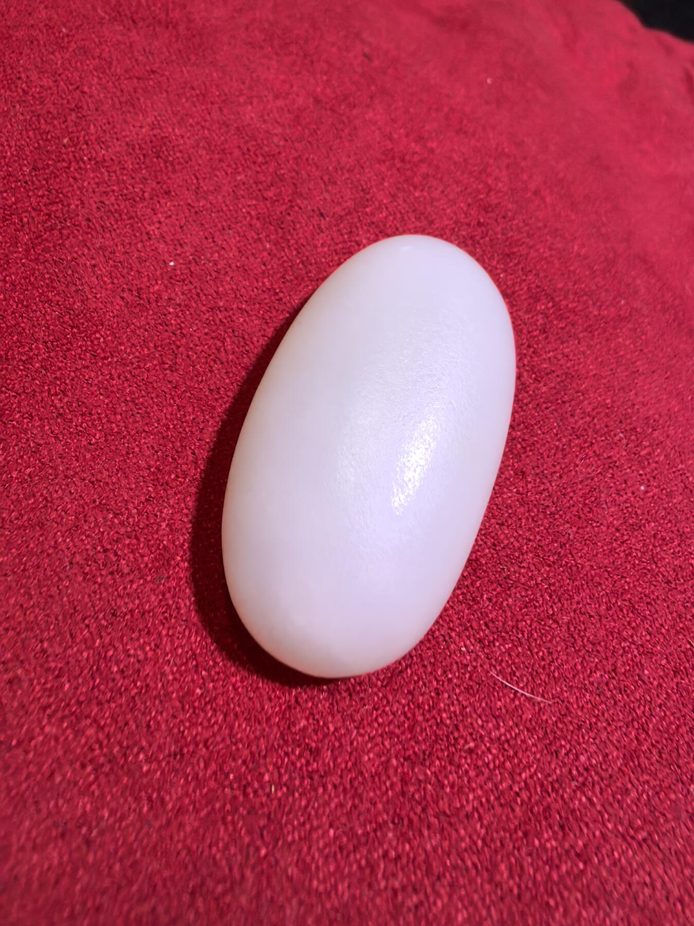 新疆和田羊脂白玉吊坠挂件男女款，玉质油润细腻脂粉十足，无修原籽原皮，料子通体表面可见天然毛孔。微结构。好玉不琢未打孔。可代镶嵌！尺寸:3.5cm*2.0cm*1.3cm. 克重:16.8g