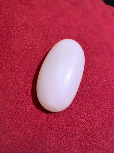 新疆和田羊脂白玉吊坠挂件男女款，玉质油润细腻脂粉十足，无修原籽原皮，料子通体表面可见天然毛孔。微结构。好玉不琢未打孔。可代镶嵌！尺寸:3.5cm*2.0cm*1.3cm. 克重:16.8g