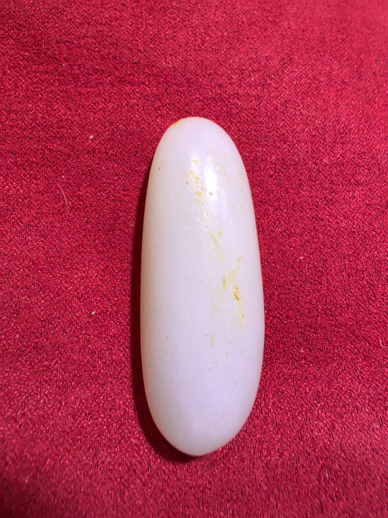 新疆和田籽料撒金皮原籽原皮无修吊坠挂件男女款，玉质温润细腻，无裂，表皮可见天然毛孔，未打孔可代镶嵌，实物实拍所见即所得。尺寸:4.5cm*1.8cm*1.5cm   克重:20.1g