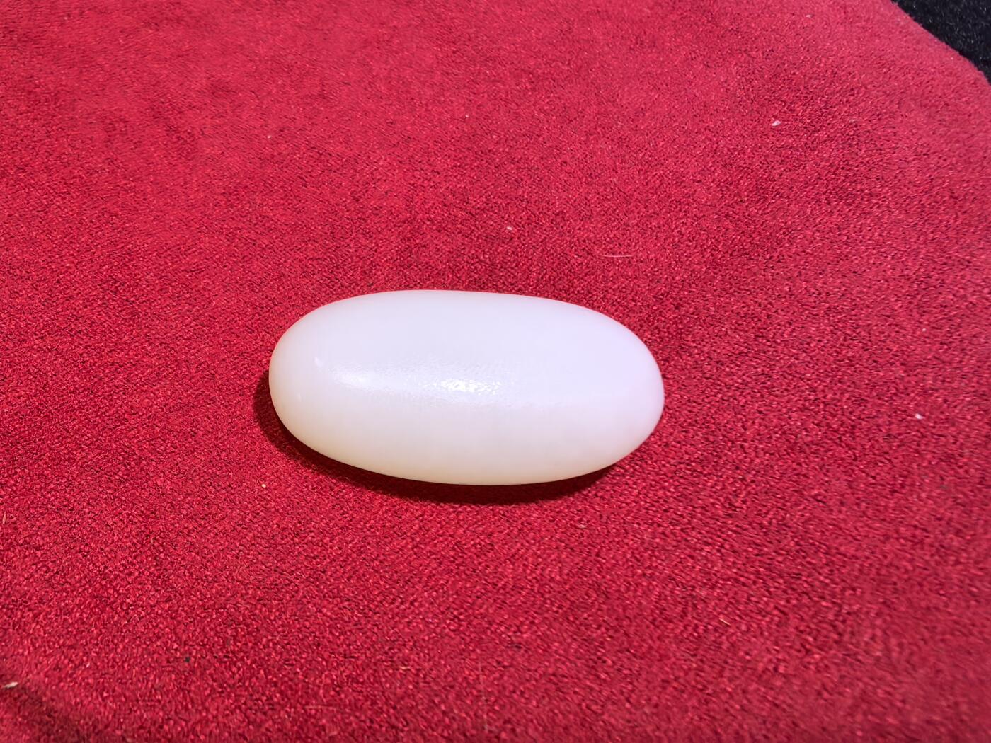 新疆和田羊脂白玉吊坠挂件男女款，玉质油润细腻脂粉十足，无修原籽原皮，料子通体表面可见天然毛孔。微结构。好玉不琢未打孔。可代镶嵌！尺寸:3.5cm*2.0cm*1.3cm. 克重:16.8g